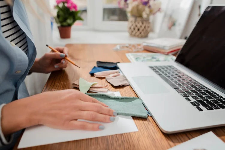 wedding planner organisant un mariage élégant